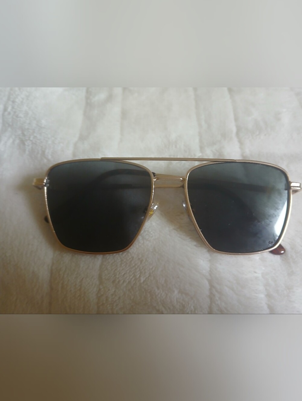 T146.1 Foster Grant TruPolar FGM TGold Frame Aviator Sunglasses with Dark Lenses